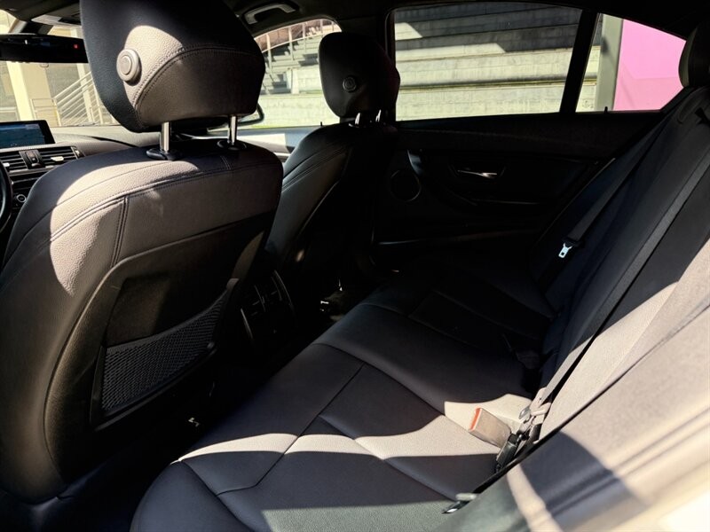 BMW 3 Series Vehicle Full-screen Gallery Image 11