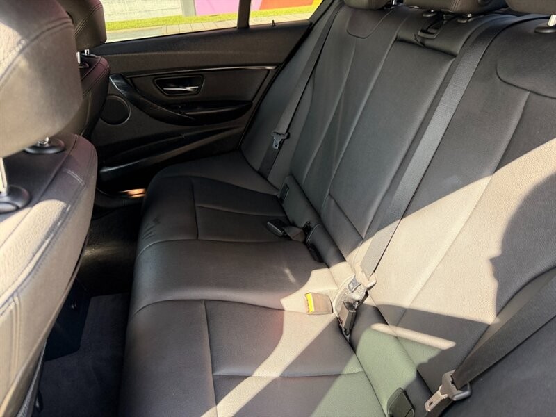 BMW 3 Series Vehicle Full-screen Gallery Image 12