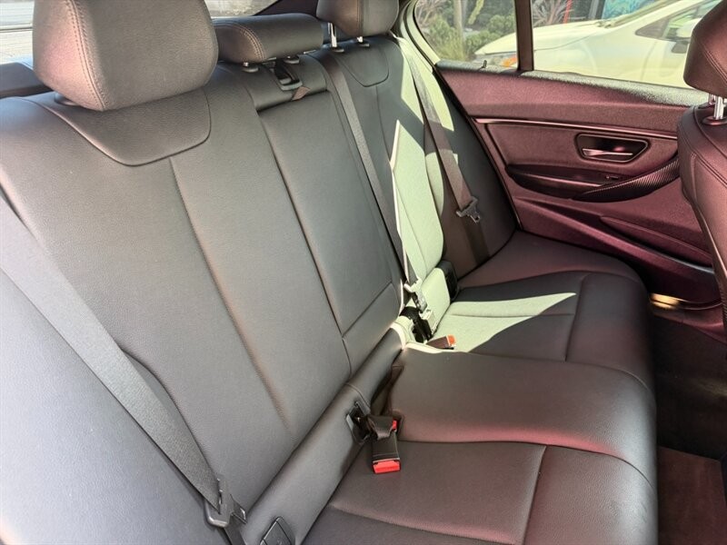 BMW 3 Series Vehicle Full-screen Gallery Image 13