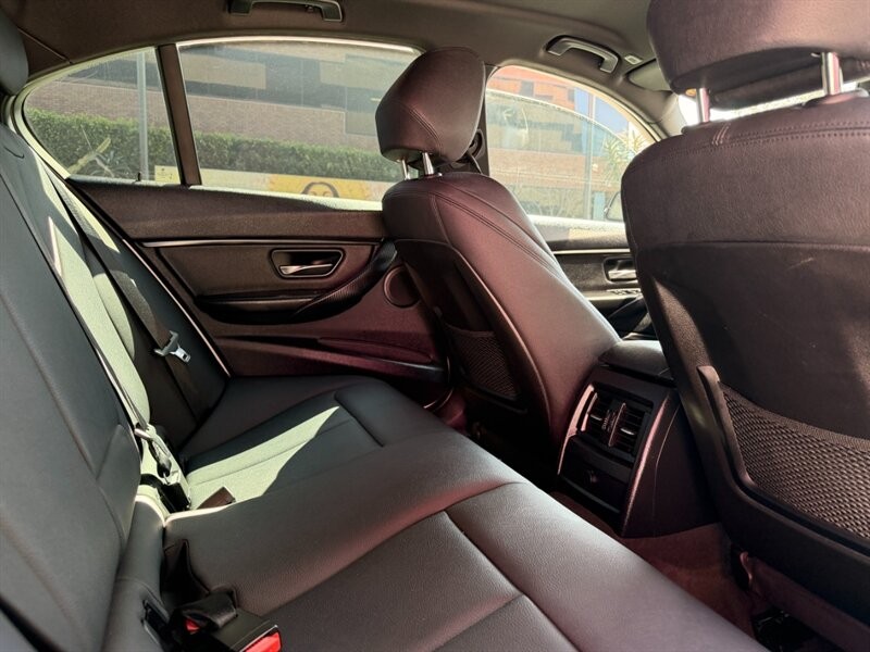 BMW 3 Series Vehicle Full-screen Gallery Image 14