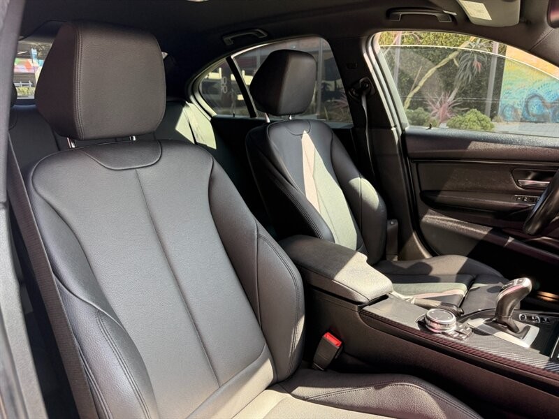 BMW 3 Series Vehicle Full-screen Gallery Image 15