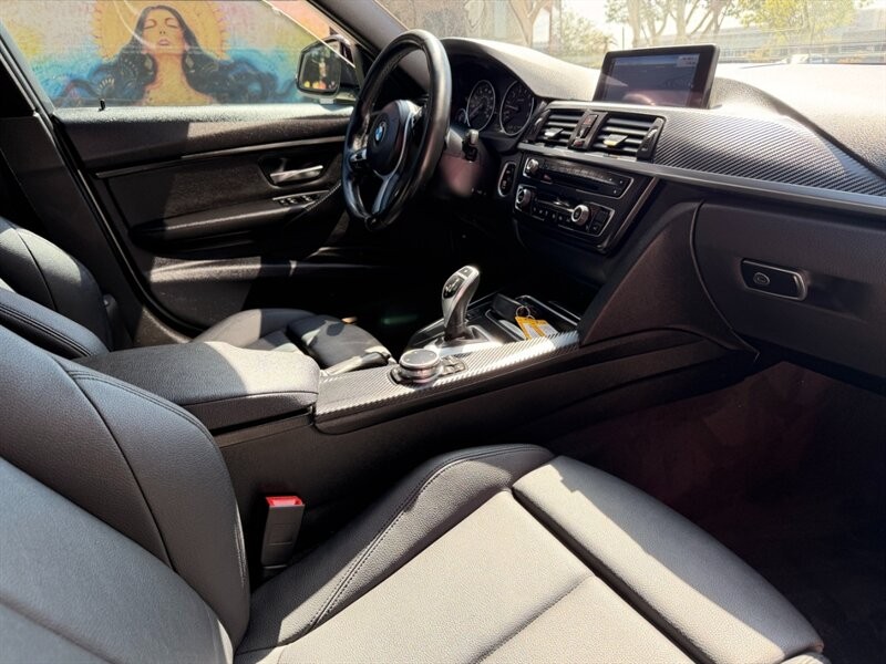 BMW 3 Series Vehicle Full-screen Gallery Image 16