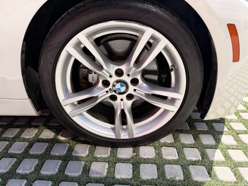 BMW 3 Series Vehicle Full-screen Gallery Image 17