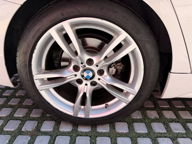 BMW 3 Series Vehicle Full-screen Gallery Image 18