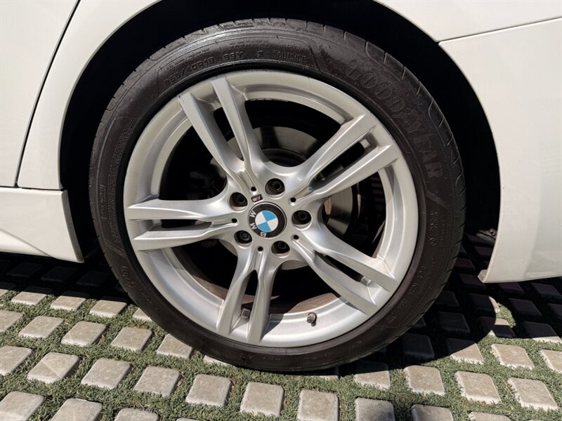 BMW 3 Series Vehicle Full-screen Gallery Image 19