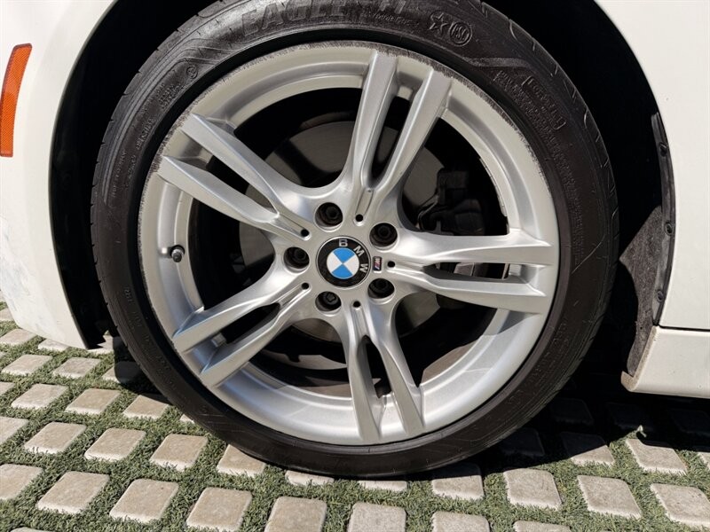 BMW 3 Series Vehicle Full-screen Gallery Image 20