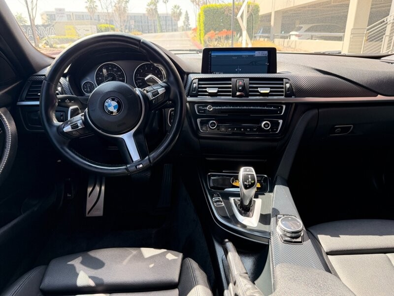 BMW 3 Series Vehicle Full-screen Gallery Image 21