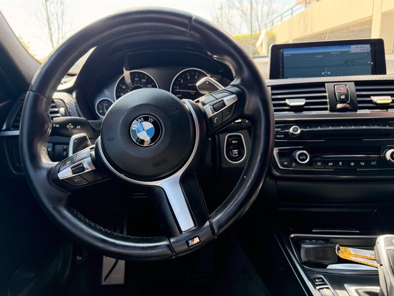BMW 3 Series Vehicle Full-screen Gallery Image 22