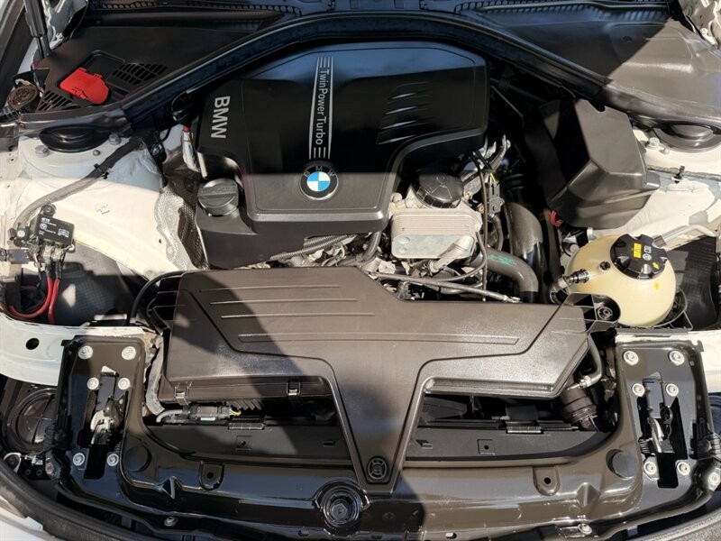 BMW 3 Series Vehicle Full-screen Gallery Image 23