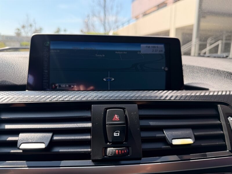 BMW 3 Series Vehicle Full-screen Gallery Image 24