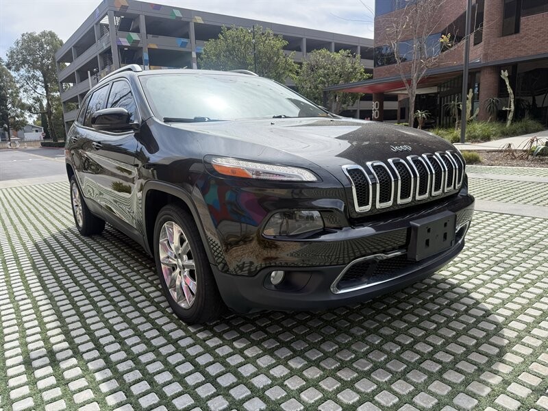 Jeep Cherokee Vehicle Full-screen Gallery Image 9