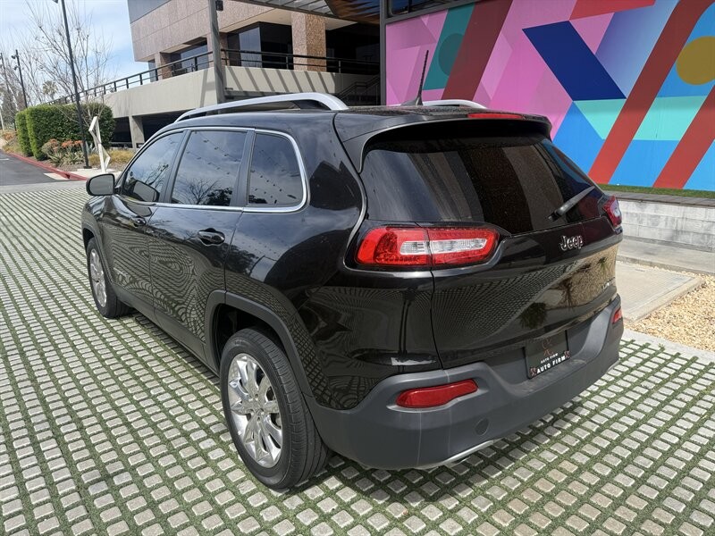 Jeep Cherokee Vehicle Full-screen Gallery Image 11