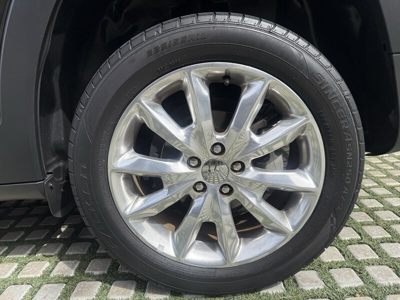 Jeep Cherokee Vehicle Full-screen Gallery Image 13