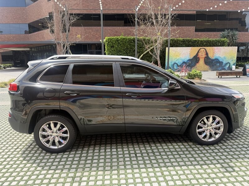 Jeep Cherokee Vehicle Full-screen Gallery Image 17