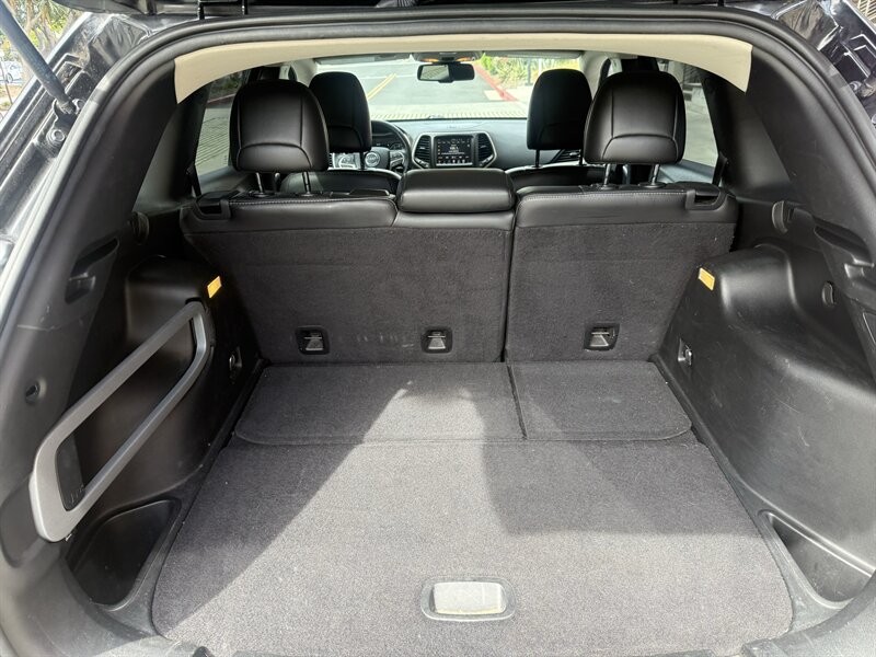 Jeep Cherokee Vehicle Full-screen Gallery Image 23