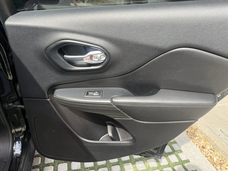 Jeep Cherokee Vehicle Full-screen Gallery Image 24