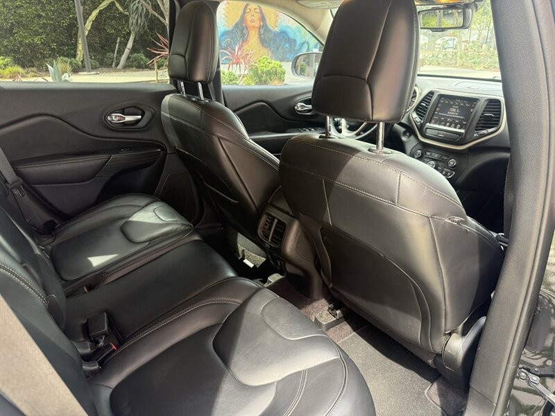 Jeep Cherokee Vehicle Full-screen Gallery Image 25