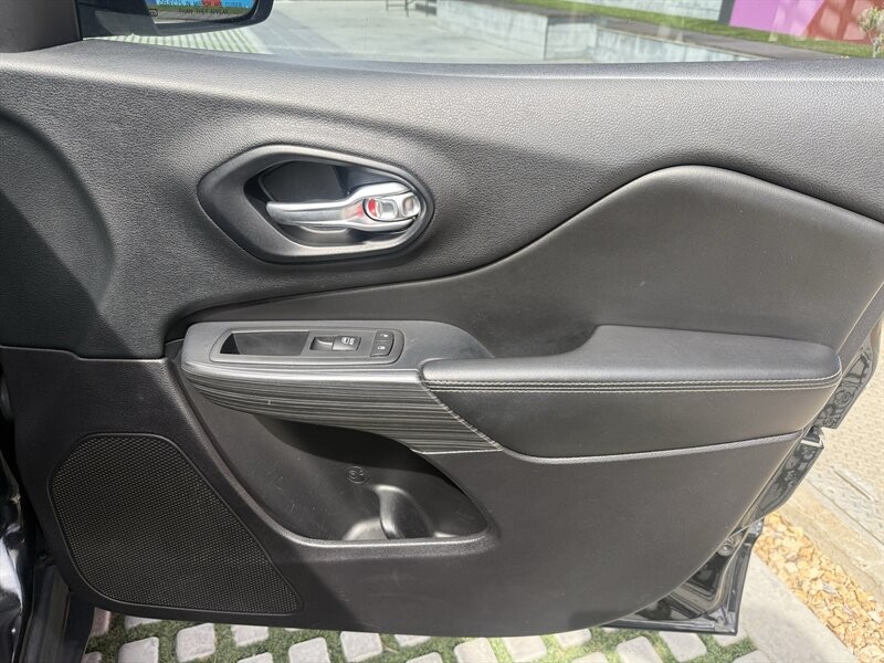 Jeep Cherokee Vehicle Full-screen Gallery Image 27