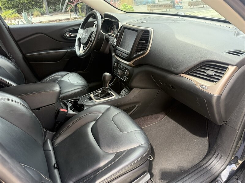 Jeep Cherokee Vehicle Full-screen Gallery Image 29