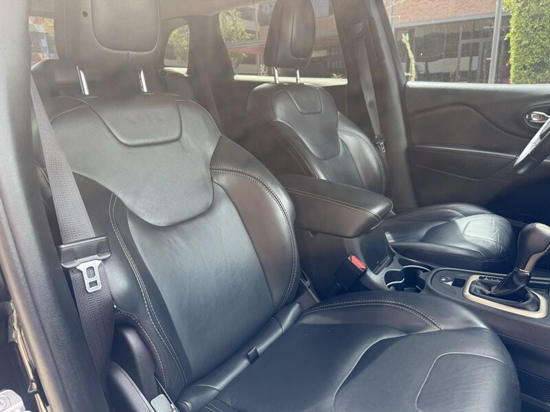 Jeep Cherokee Vehicle Full-screen Gallery Image 33