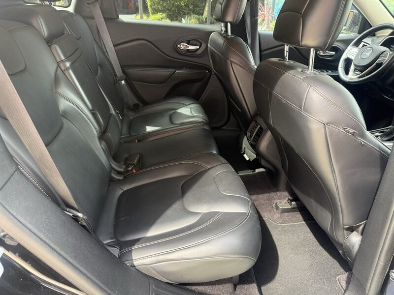 Jeep Cherokee Vehicle Full-screen Gallery Image 39