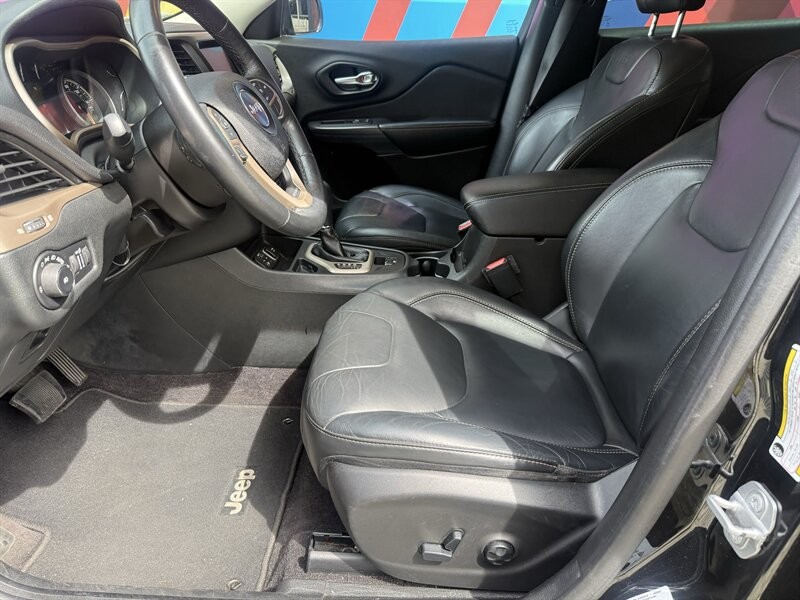 Jeep Cherokee Vehicle Full-screen Gallery Image 41