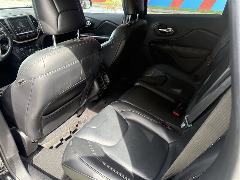 Jeep Cherokee Vehicle Full-screen Gallery Image 42