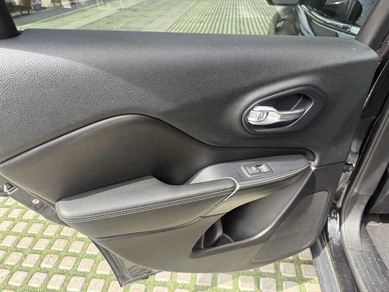 Jeep Cherokee Vehicle Full-screen Gallery Image 43