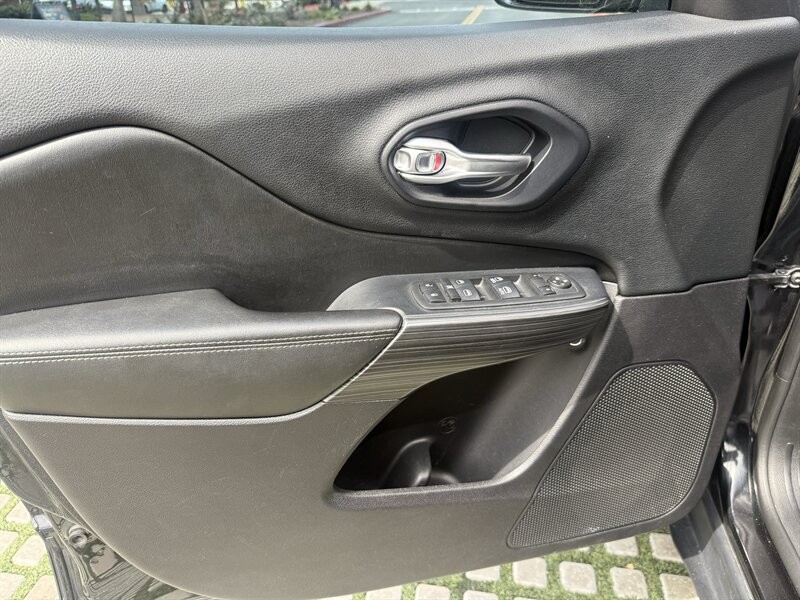 Jeep Cherokee Vehicle Full-screen Gallery Image 44