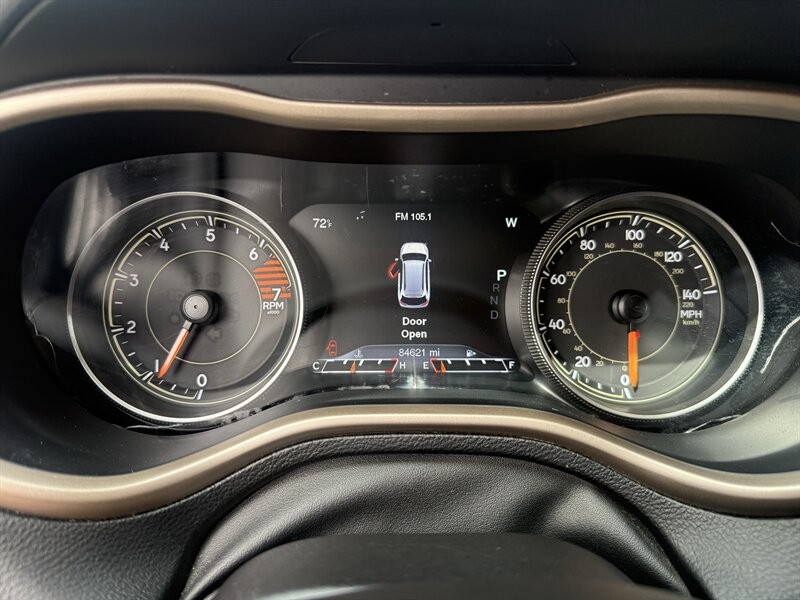 Jeep Cherokee Vehicle Full-screen Gallery Image 47