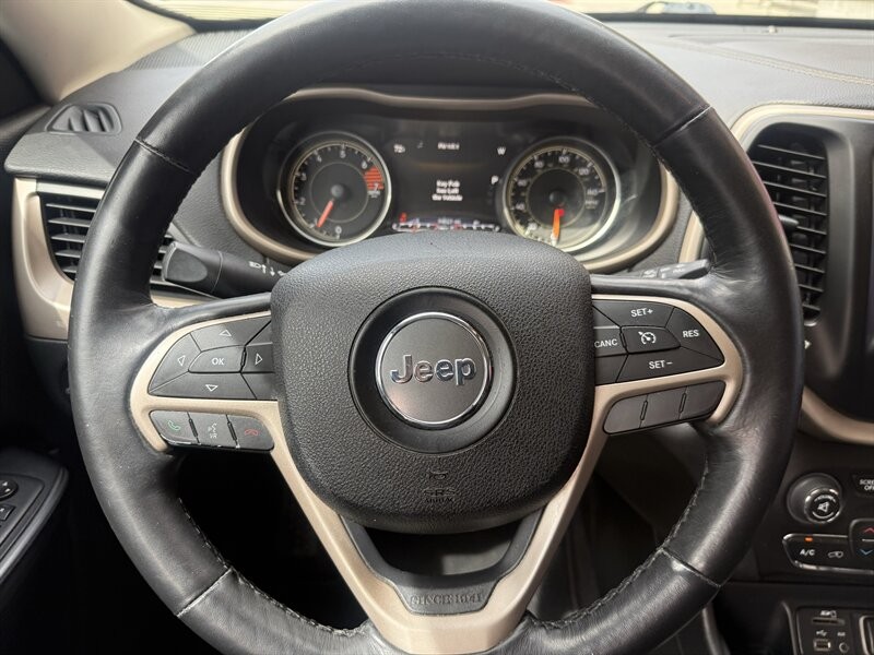 Jeep Cherokee Vehicle Full-screen Gallery Image 48