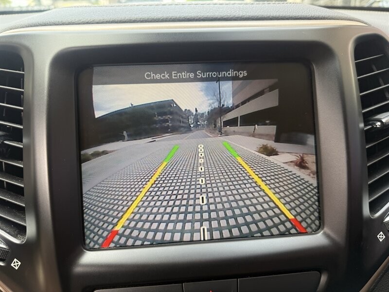 Jeep Cherokee Vehicle Full-screen Gallery Image 49