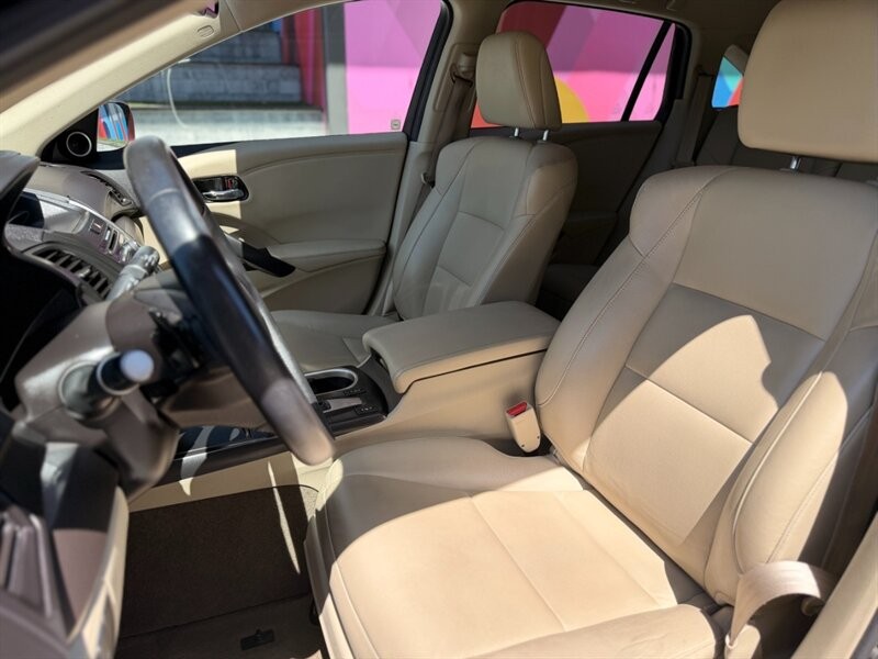 Acura RDX Vehicle Full-screen Gallery Image 09