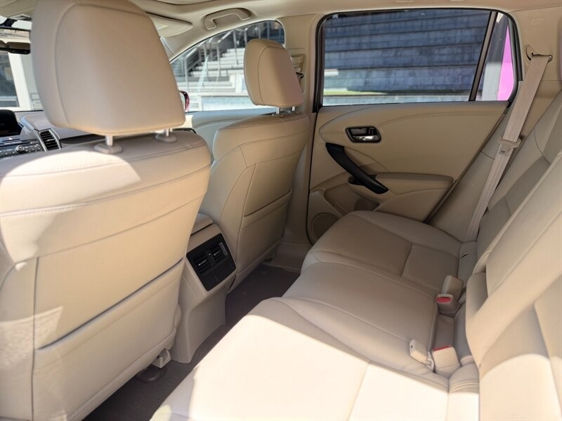 Acura RDX Vehicle Full-screen Gallery Image 11