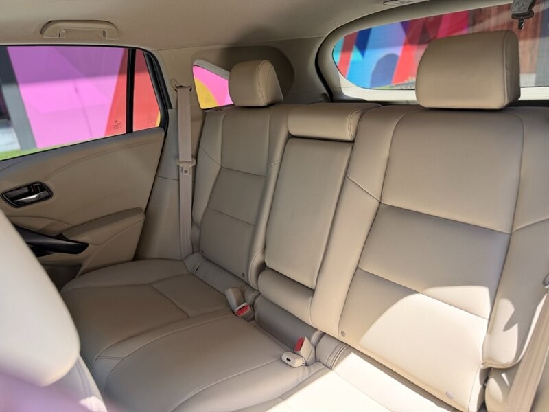 Acura RDX Vehicle Full-screen Gallery Image 12