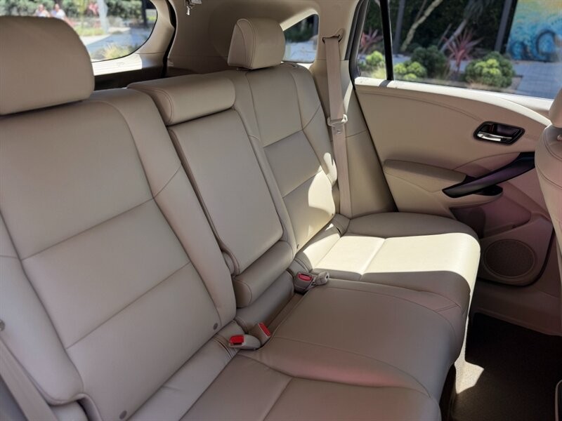 Acura RDX Vehicle Full-screen Gallery Image 13