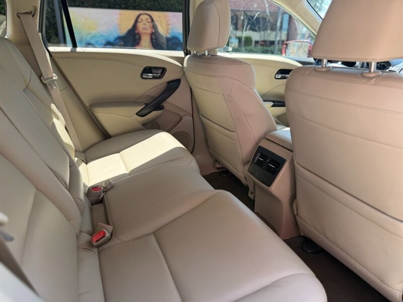 Acura RDX Vehicle Full-screen Gallery Image 14