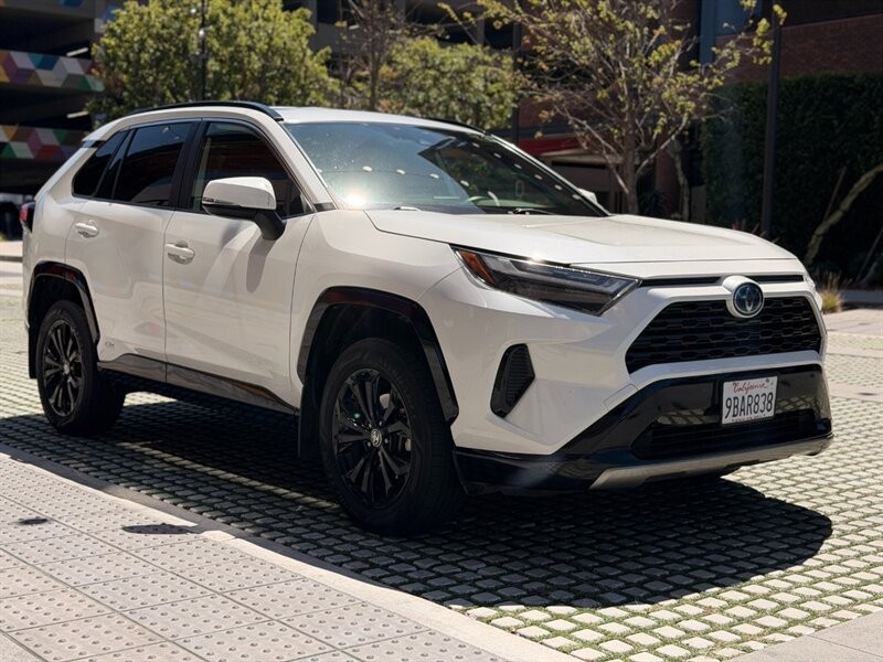 Toyota RAV4 Vehicle Full-screen Gallery Image 3