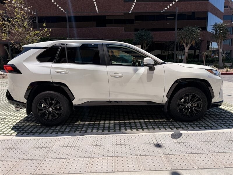 Toyota RAV4 Vehicle Full-screen Gallery Image 4