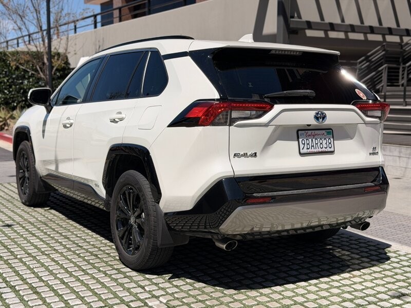 Toyota RAV4 Vehicle Full-screen Gallery Image 7