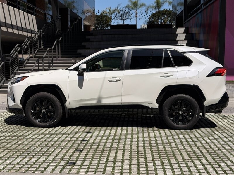 Toyota RAV4 Vehicle Full-screen Gallery Image 8