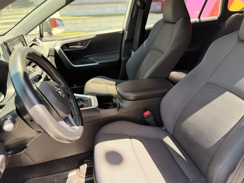 Toyota RAV4 Vehicle Full-screen Gallery Image 9