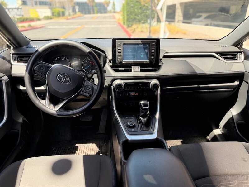 Toyota RAV4 Vehicle Full-screen Gallery Image 11