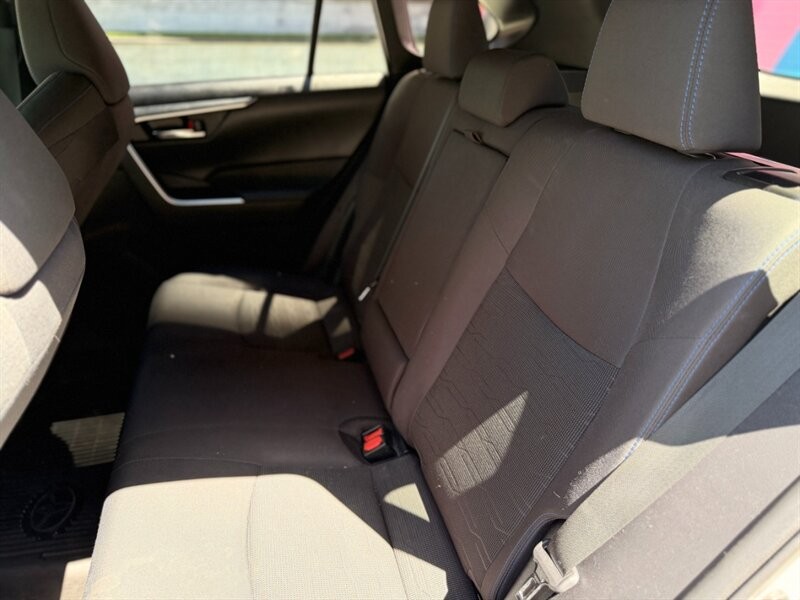 Toyota RAV4 Vehicle Full-screen Gallery Image 12