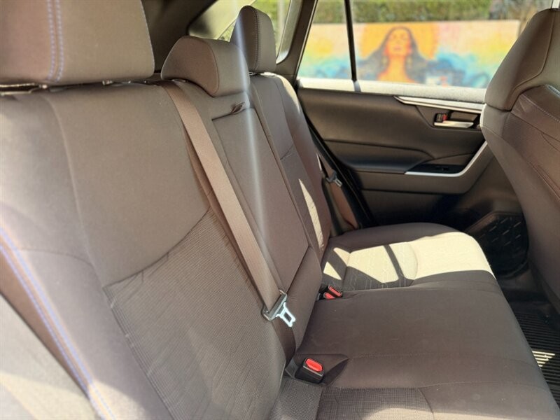 Toyota RAV4 Vehicle Full-screen Gallery Image 13