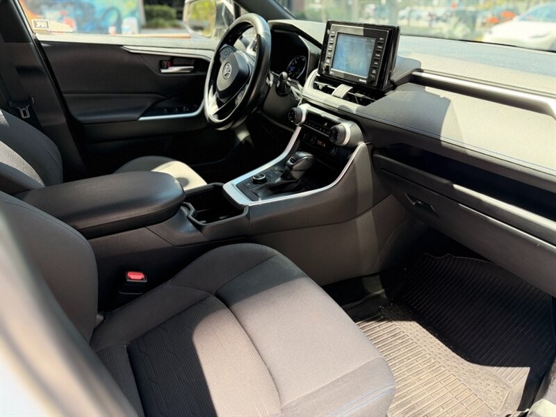 Toyota RAV4 Vehicle Full-screen Gallery Image 14