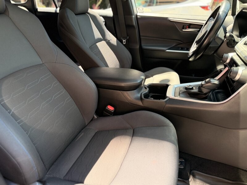 Toyota RAV4 Vehicle Full-screen Gallery Image 15