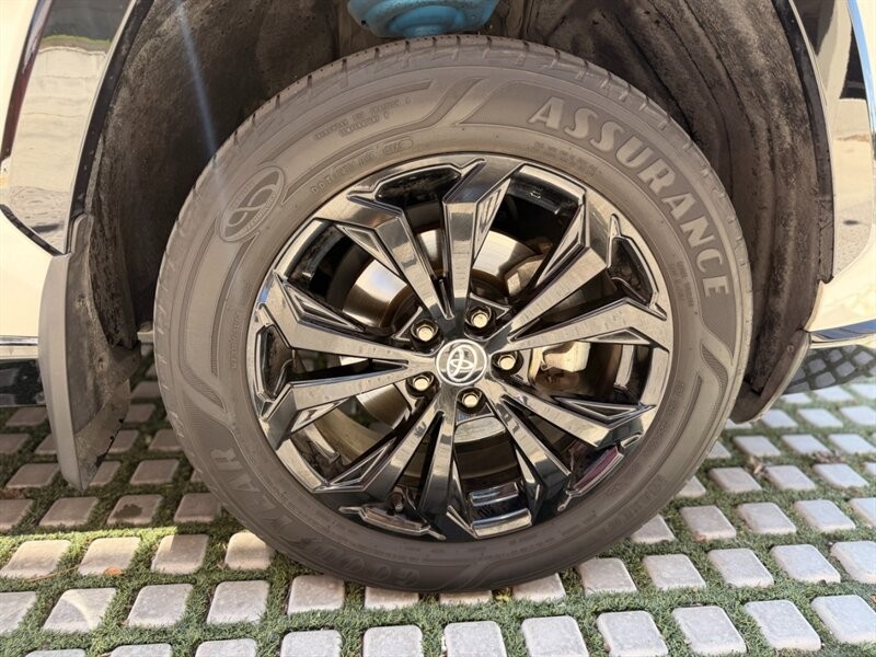 Toyota RAV4 Vehicle Full-screen Gallery Image 16