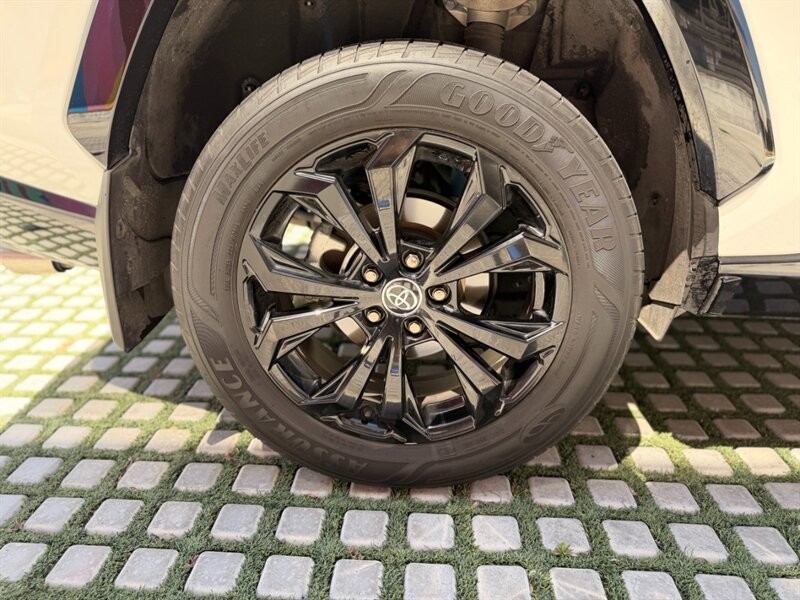 Toyota RAV4 Vehicle Full-screen Gallery Image 17