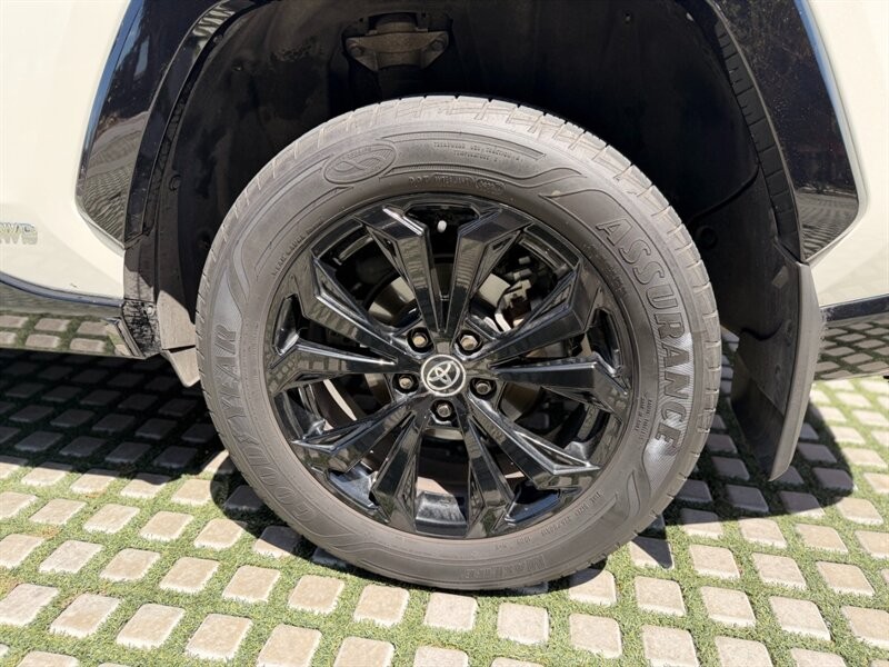 Toyota RAV4 Vehicle Full-screen Gallery Image 18